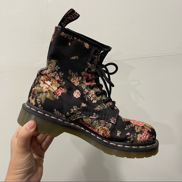 Dr. Martens Victorian Floral Docs Lace-Up Size 6 - Picture 5 of 11